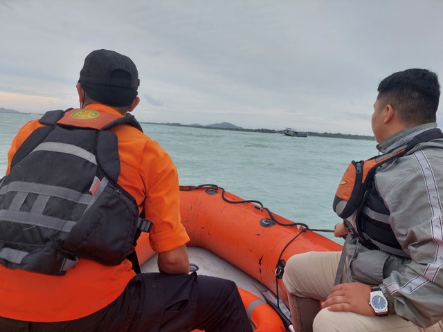 Tim SAR lakukan pencarian orang hilang di perairan Bangka.