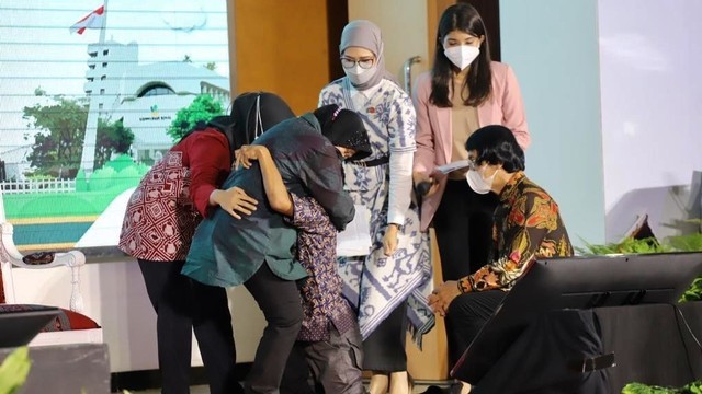 Mensos Tri Rismaharini menangis dalam pelukan penyandang disabilitas saat penutupan rangkaian HDI 2021 di Gedung Aneka Bhakti,  Kementerian Sosial, Jakarta, Jumat (3/12).  Foto: Kemensos RI.