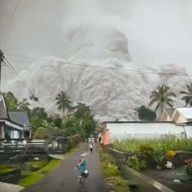 5 Berita Populer: Gunung Semeru Erupsi; Mahasiswi Bunuh Diri di Makam (9459)