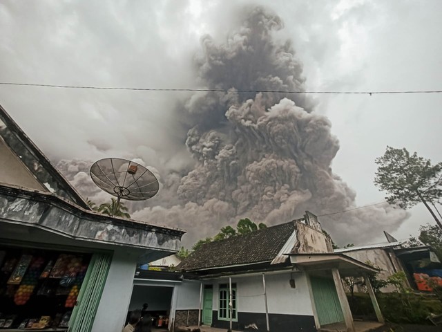 Gunung Semeru di Kabupaten Lumajang, Jawa Timur dilaporkan mengalami erupsi yang disertai awan panas guguran, Sabtu (4/12) sekitar pukul 15.00 WIB. Foto: Dok. Istimewa