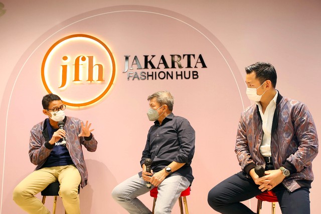 Menteri Pariwisata dan Ekonomi Kreatif Sandiaga Uno, ditemani Direktur APR Basrie Kamba dan Managing Director RGE Group, Anderson Tanoto di sela peresmian Jakarta Fashion Hub (JFH). Foto: Dok. RAPP
