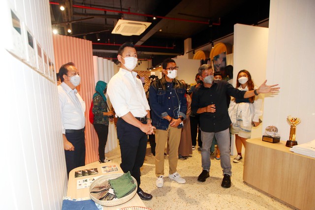Menteri Pariwisata dan Ekonomi Kreatif Sandiaga Uno, ditemani Direktur APR Basrie Kamba dan Managing Director RGE Group, Anderson Tanoto di sela peresmian Jakarta Fashion Hub (JFH). Foto: Dok. RAPP
