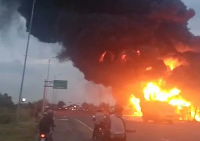 Kobaran api membara sekitar exit Tol Palembang-Inderalaya. Foto: Istimewa