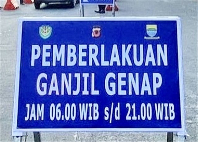 Plang Pemberlakuan Ganjil Genap Kota Bandung Pintu Tol Pasteur. Foto: Ghifary Ramadhan