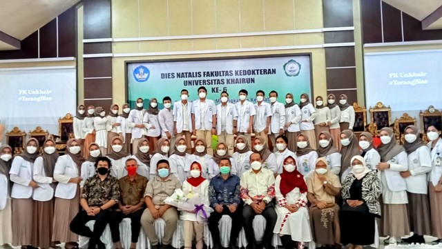 Foto bersama Rektor Unkhair dan jajaran Fakultas Kedokteran Unkhair usai penyelenggaraan dies natalis. Foto: Rian/JMG-cermat