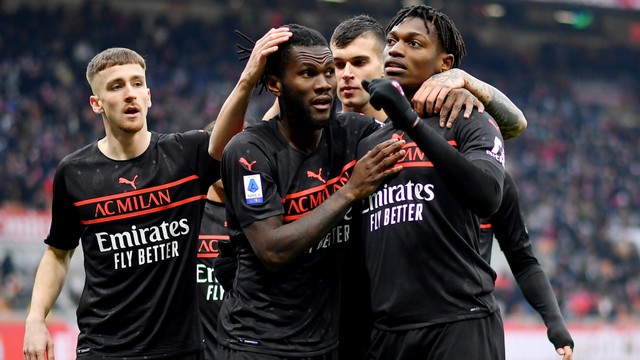 Pemain AC Milan Franck Kessie bersama rekan timnya merayakan gol pertamanya saat hadapi Salernitana di San Siro, Milan, Italia, Sabtu (4/12). Foto: Daniele Mascolo/REUTERS