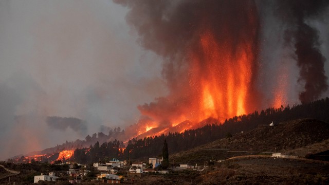 Gunung Cumbre Vieja meletus di El Paso, memuntahkan kolom asap, abu, dan lava seperti yang terlihat dari Los Llanos de Aridane di pulau Canary La Palma pada 19 September 2021. Foto: DESIREE MARTIN/AFP