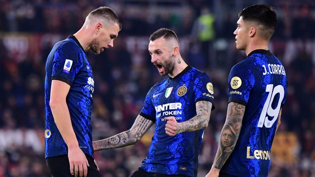 Pemain Inter Milan Edin Dzeko merayakan gol kedua mereka bersama rekan setim di Stadion Allianz, Roma, Italia, Sabtu (4/12). Foto: Alberto Lingria/REUTERS