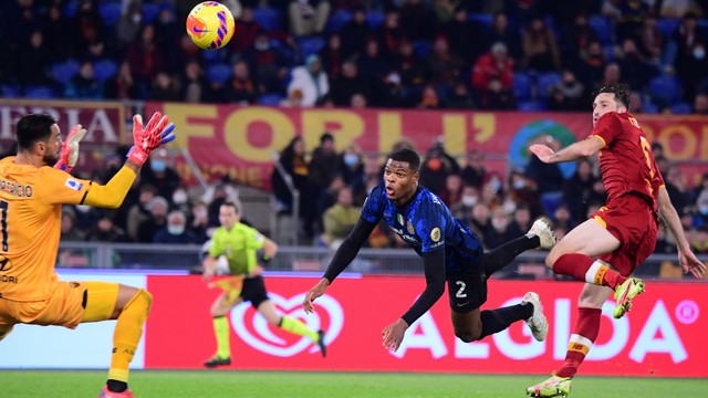 Pemain Inter Milan Denzel Dumfries mencetak gol saat hadapi AS Roma di Stadion Allianz, Roma, Italia, Sabtu (4/12). Foto: Alberto Lingria/REUTERS