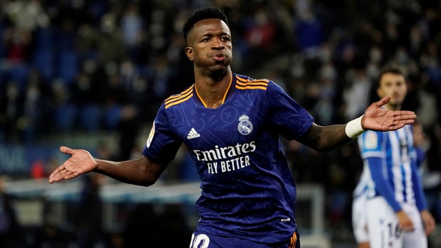 Pemain Real Madrid Vinicius Junior merayakan gol pertama mereka saat hadapi Real Sociedad di Reale Arena, San Sebastian, Spanyol, Sabtu (4/12). Foto: Vincent West/REUTERS