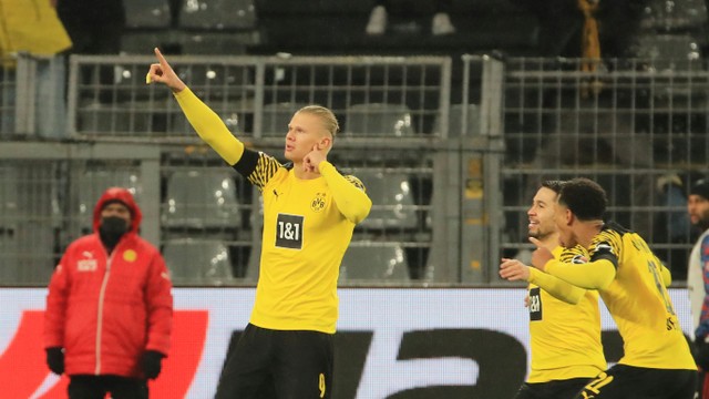 Pemain Borussia Dortmund Erling Braut Haaland merayakan gol keduanya bersama Jude Bellingham dan Raphael Guerreiro saat melawan Bayern Muenchen di Signal Iduna Park, Dortmund, Jerman. Foto: Wolfgang Rattay/Reuters