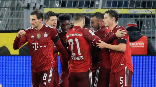 Pemain Bayern Muenchen Kingsley Coman merayakan gol kedua mereka bersama rekan setim saat melawan Borussia Dortmund di Signal Iduna Park, Dortmund, Jerman. Foto: Wolfgang Rattay/Reuters