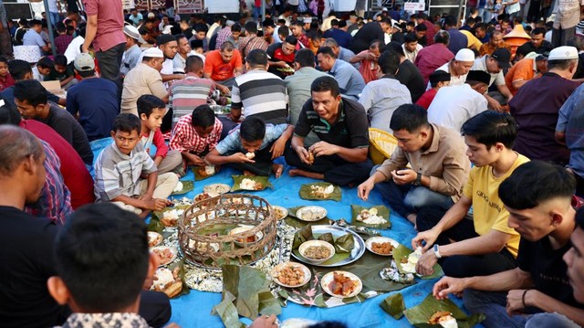Makan bersama dalam tradisi memperingati Maulid Nabi di Gampong Ilie, Ulee Kareng, Banda Aceh. Foto: Suparta/acehkini