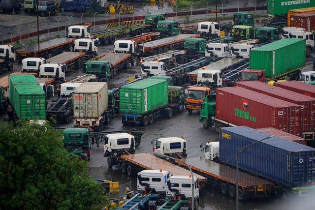 Sejumlah kontainer terparkir di Terminal 3 Tanjung Priok, Jakarta, Senin (17/2). Foto: Jamal Ramadhan/kumparan