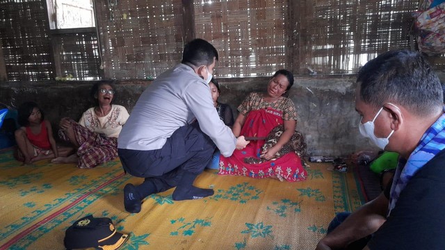 Kapolres Binjai AKBP Ferio Sano saat mengunjungi istri korban yang dibakar hidup-hidup di Sumut. Foto: Dok. Istimewa
