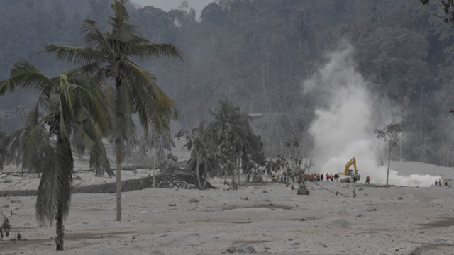 Tim SAR gabungan menyusuri endapan material guguran awan panas Gunung Semeru ketika proses pencarian korban di Desa Sumber Wuluh, Lumajang, Jawa Timur, Minggu (5/12).  Foto: Zabur Karuru/ANTARA FOTO