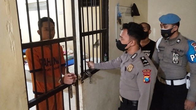 Bripda Bagas kekasih NW ditahan di Polres Mojokerto. Foto: Polda Jawa Timur