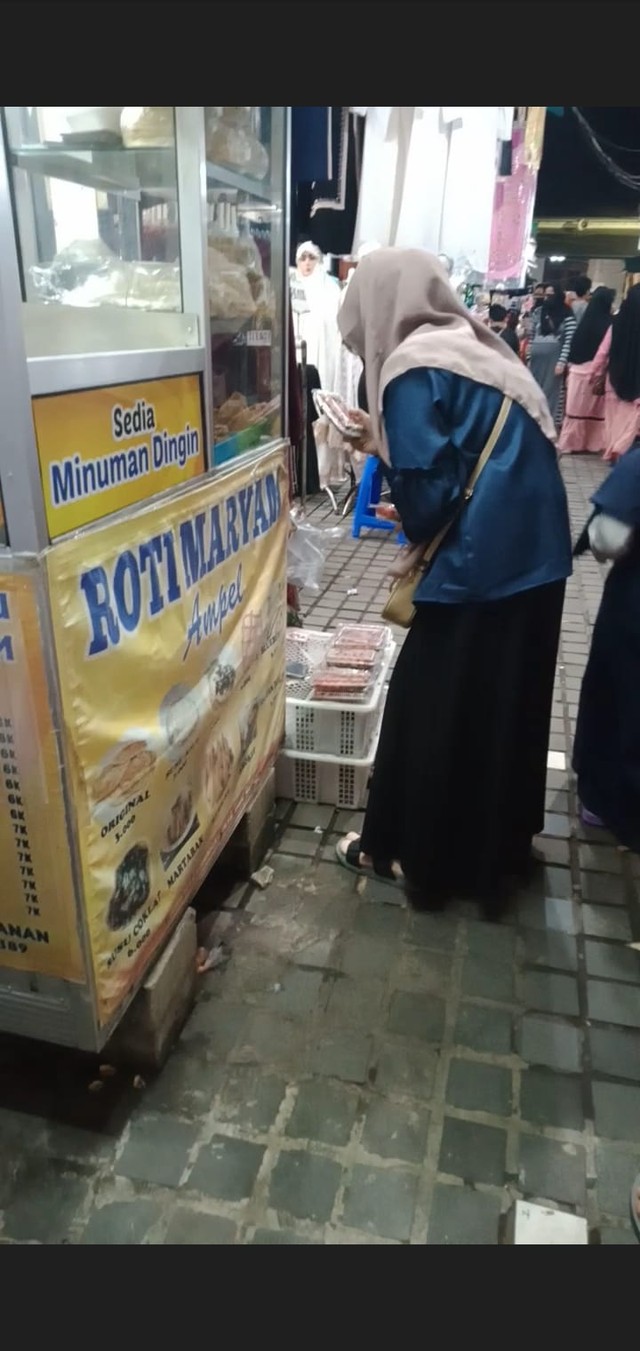 Lapak pedagang roti maryam di komplek makam Sunan Ampel Surabaya ( Sumber: Foto Pribadi)