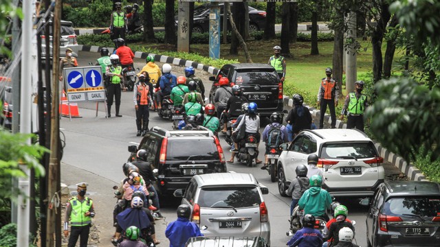 Sejumlah petugas memeriksa kendaraan roda empat saat uji coba ganjil - genap di Jalan Margonda Raya, Depok, Jawa Barat, Minggu (5/12).  Foto: Asprilla Dwi Adha/ANTARA FOTO