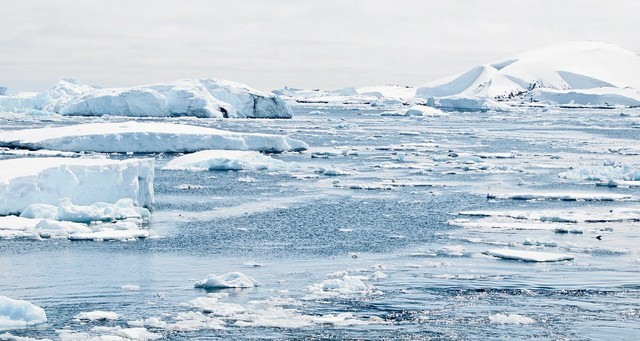 Gambar diatas menunjukkan banyaknya es di kutub yang mulai mencair akibat dari pemanasan global. Sumber: https://pixabay.com/photos/antarctica-ice-caps-mountains-482686/