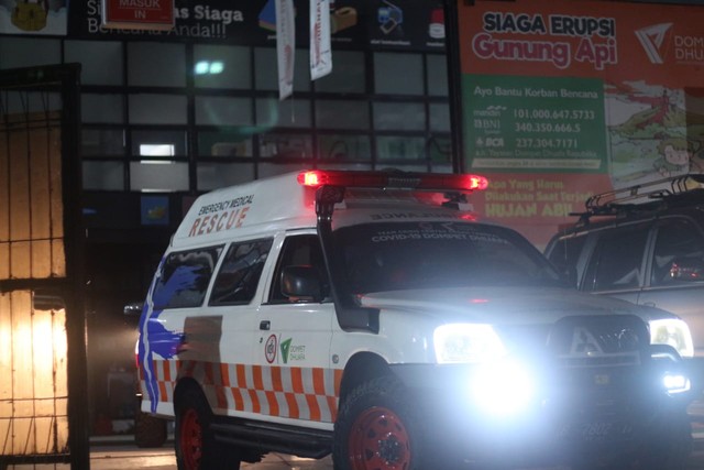 Kebutuhan ambulan untuk para penyintas erupsi Gunung Semeru sudah meluncur sejak Sabtu malam (4/12). Dok. Dompet Dhuafa
