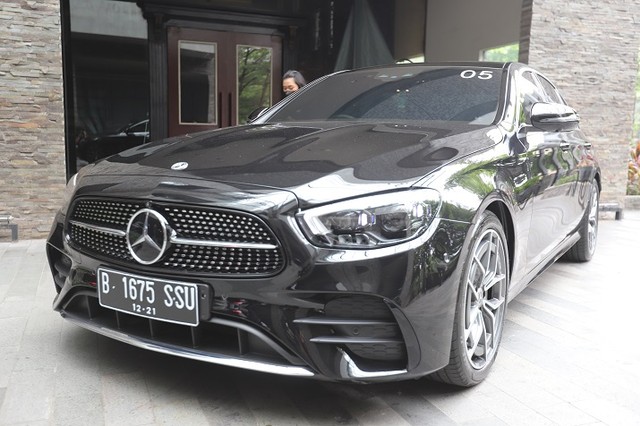 Blusukan dengan Mercedes-Benz E 300 AMG Line, Effortless (99432)