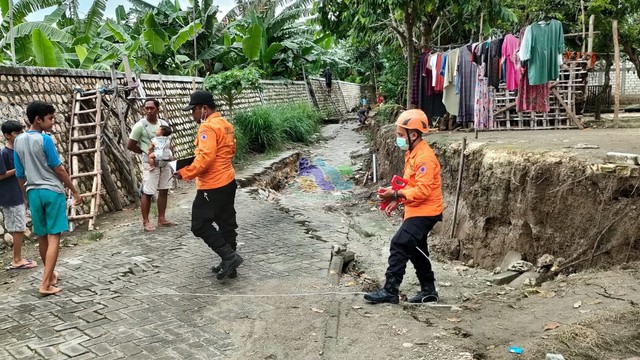 Tanggul Bengawan Solo Di Bojonegoro Ambles, Ratusan Rumah Warga ...