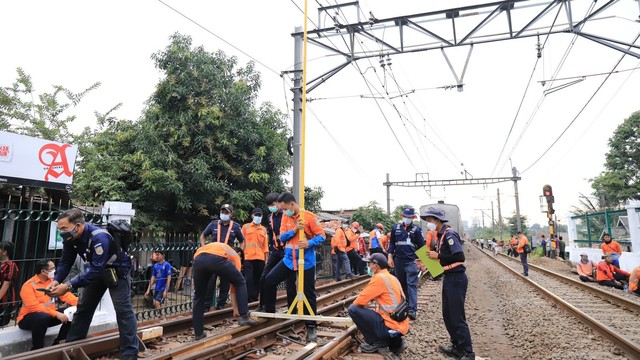 Perbaikan rel imbas KRL anjlok di Stasiun Sudimara, Tangerang Selatan. Foto: Dok. KCI