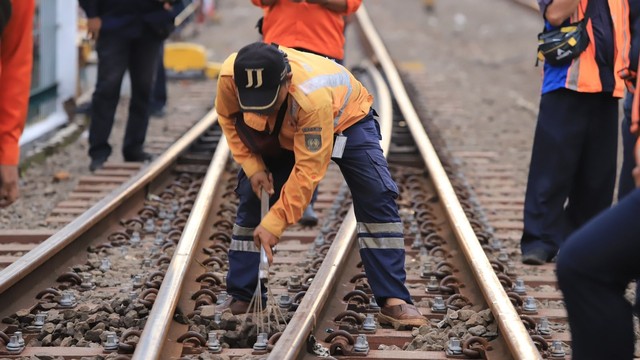 Perbaikan rel imbas KRL anjlok di Stasiun Sudimara, Tangerang Selatan. Foto: Dok. KCI