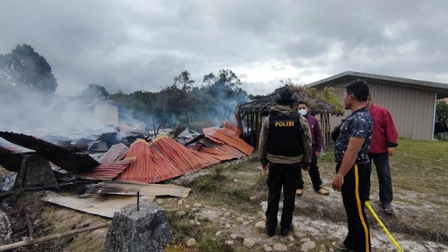 Polisi melihat kondisi bangunan SMA Negeri 1 Oksibil yang habis dibakar oleh KKB. (Dok Humas Polda Papua)