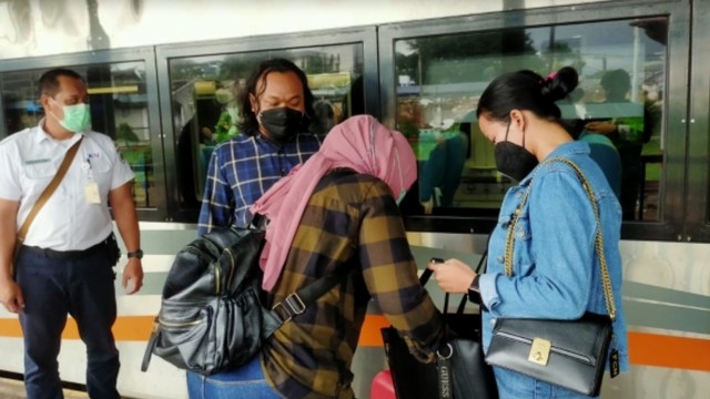 Siskaeee pelaku pamer payudara saat ditangkap di Stasiun Bandung. Foto: Dok. Istimewa