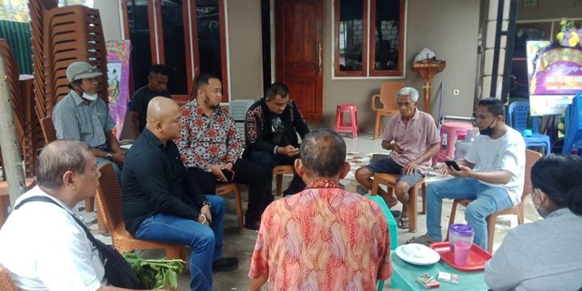 Foto: Kuasa hukum, Adhitya Nasution saat berdiskusi dengan keluarga korban