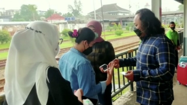 Siskaeee (pakai jaket biru) saat diamankan polisi di stasiun Bandung, Sabtu (4/12/2021). Foto: istimewa.