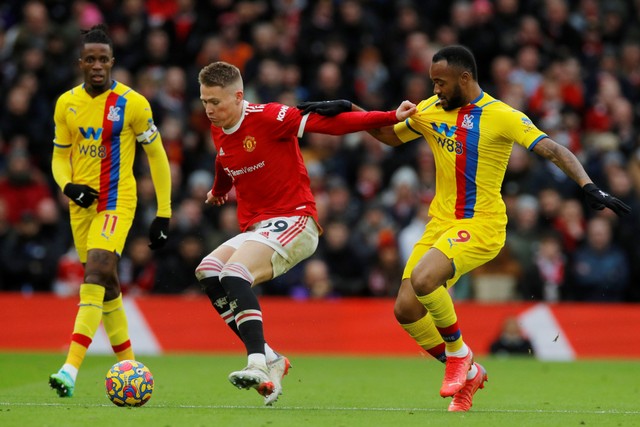 Pemain Manchester United Diogo Dalot beraksi dengan pemain Crystal Palace Wilfried Zaha di Old Trafford, Manchester, Inggris, Minggu (5/12). Foto: Phil Noble/REUTERS