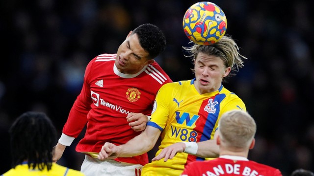 Pemain Manchester United Cristiano Ronaldo beraksi dengan pemain Crystal Palace Conor Gallagher di Old Trafford, Manchester, Inggris, Minggu (5/12). Foto: Phil Noble/REUTERS