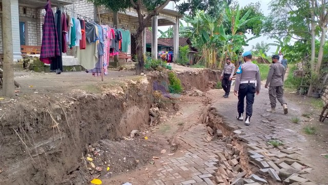 Kondisi tanggul Sungai Bengawan Solo di Desa Kanor, Kecamatan Kanor, Kabupaten Bojonegoro, yang mengalami longsor atau ambles. Minggu (05/12/2021). (foto: dok istimewa)