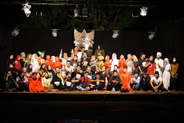 Semua tim produksi dan tim kreatif berkumpul dan melakukan foto bersama setelah pentas produksi selesai di halaman Kampus Institut Bakti Negara, Tegal, (14/11/2021). Foto diambil oleh tim kreatif Teater Cebong.