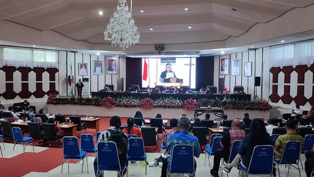 Fraksi DPRD Manado membacakan pandangan terhadap RPJMD 2021-2026 dalam rapat Paripurna