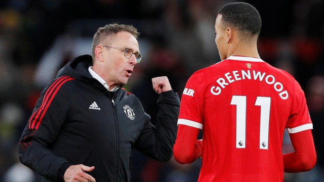 Manajer sementara Manchester United Ralf Rangnick dan Mason Greenwood. Foto: Phil Noble/REUTERS
