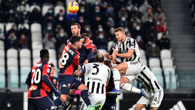 Pemain Juventus Matthijs de Ligt beraksi dengan pemain Genoa Paolo Ghiglione di Stadion Allianz, Turin, Italia, Minggu (5/12). Foto: Massimo Pinca/REUTERS