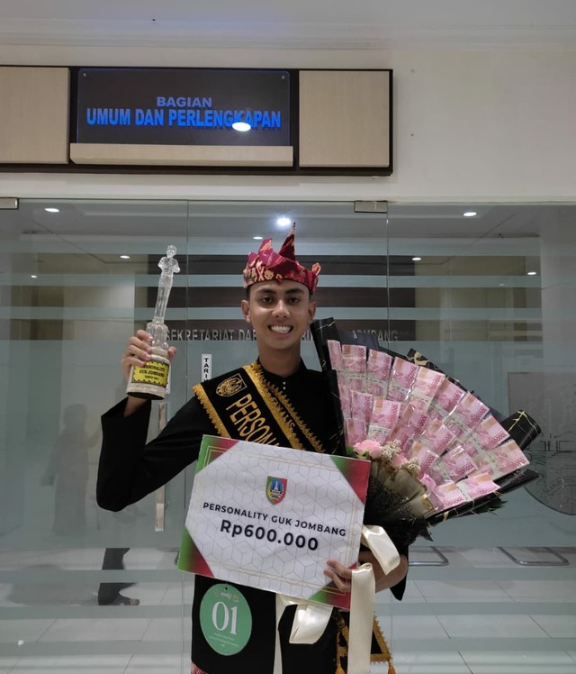 Bagus Rodhifan saat menyabet Guk Personality untuk Duta Wisata Kabupaten Jombang 2021. Foto: dok