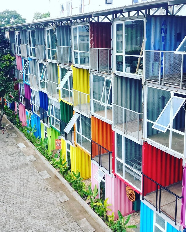 Urban Merdeka Hotel, salah satu hotel unik di Bandung yang berbentuk kontainer Foto: Instagram @urbanmerdeka