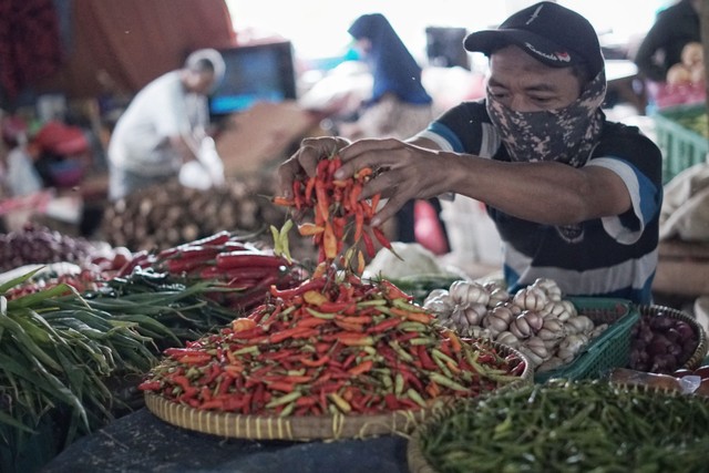 Aktivitas pedagang cabai di pasar kawasan Pasar Minggu, Jakarta Selatan, Senin (6/12).  Foto: Jamal Ramadhan/kumparan