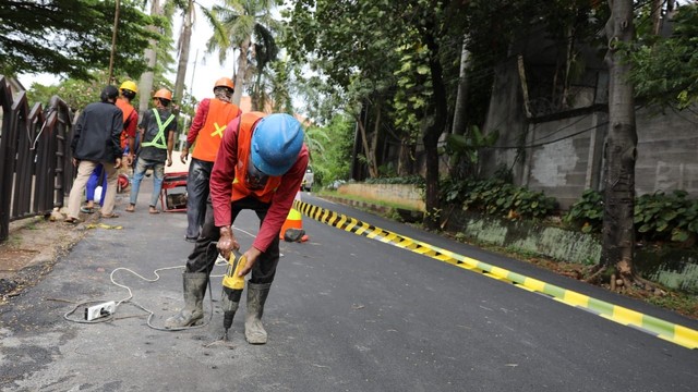 Perbaikan drainase vertikal  di Jalan Lebak Bulus III, Cilandak, Jakarta Selatan, Minggu (5/12). Foto: Pemprov DKI Jakarta