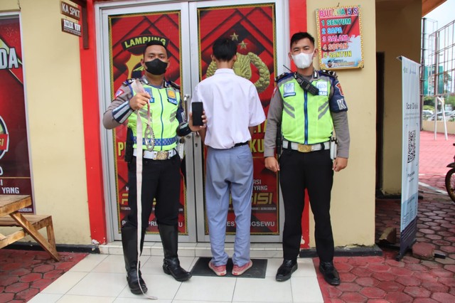 Polisi lalu lintas amankan pelajar SMK di Pringsewu Lampung yang bawa gir dililit kain saat berangkat sekolah, Senin (6/12). | Foto: Polres Pringsewu