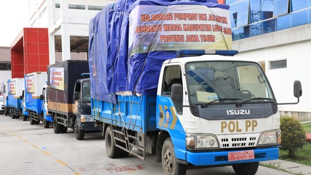 Pemprov DKI Jakarta mengirimkan bantuan logistik kepada masyarakat terdampak bencana erupsi Gunung Semeru. Foto: Pemprov DKI Jakarta