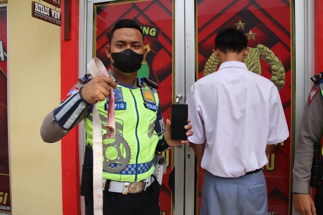Bawa Gir Motor Dililit Kain, Pelajar SMK di Lampung Diamankan Polisi (2)