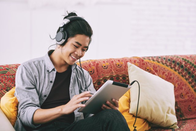 Ilustrasi cara menghilangkan tanda headset di HP. Foto: Shutterstock