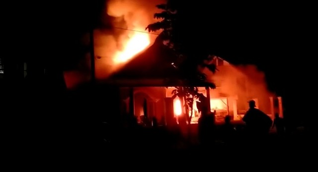 Rumah warga dibakar saat peristiwa kerusuhan di Buton. Foto: Dok Istimewa.
