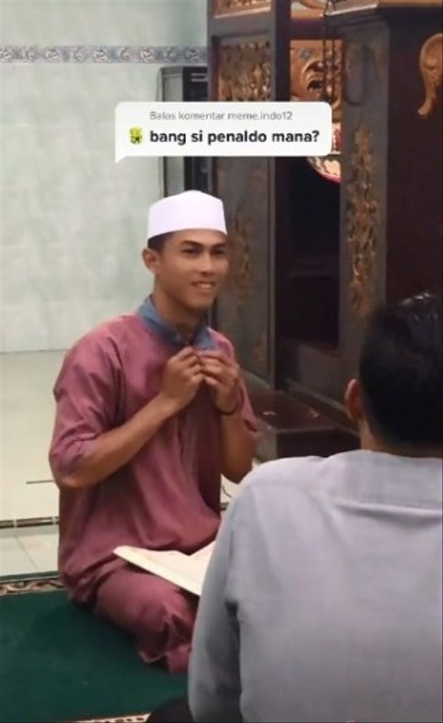 Viral pemuda pakai peci dan lagi ngaji mirip dengan Cristiano Ronaldo. (Foto: TikTok/@rafskuys).